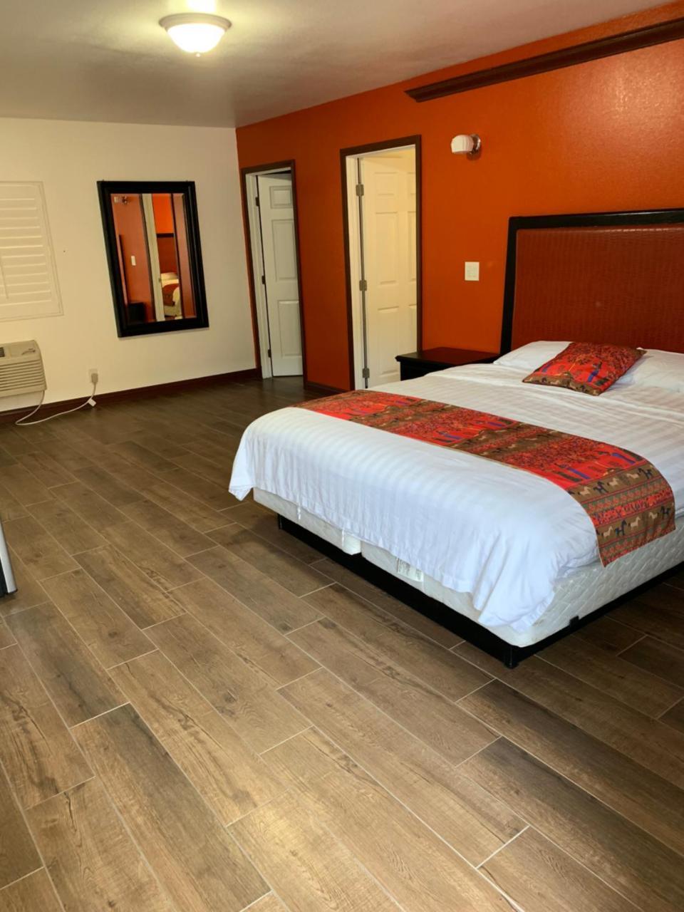 Norwalk Inn & Suites ภายนอก รูปภาพ